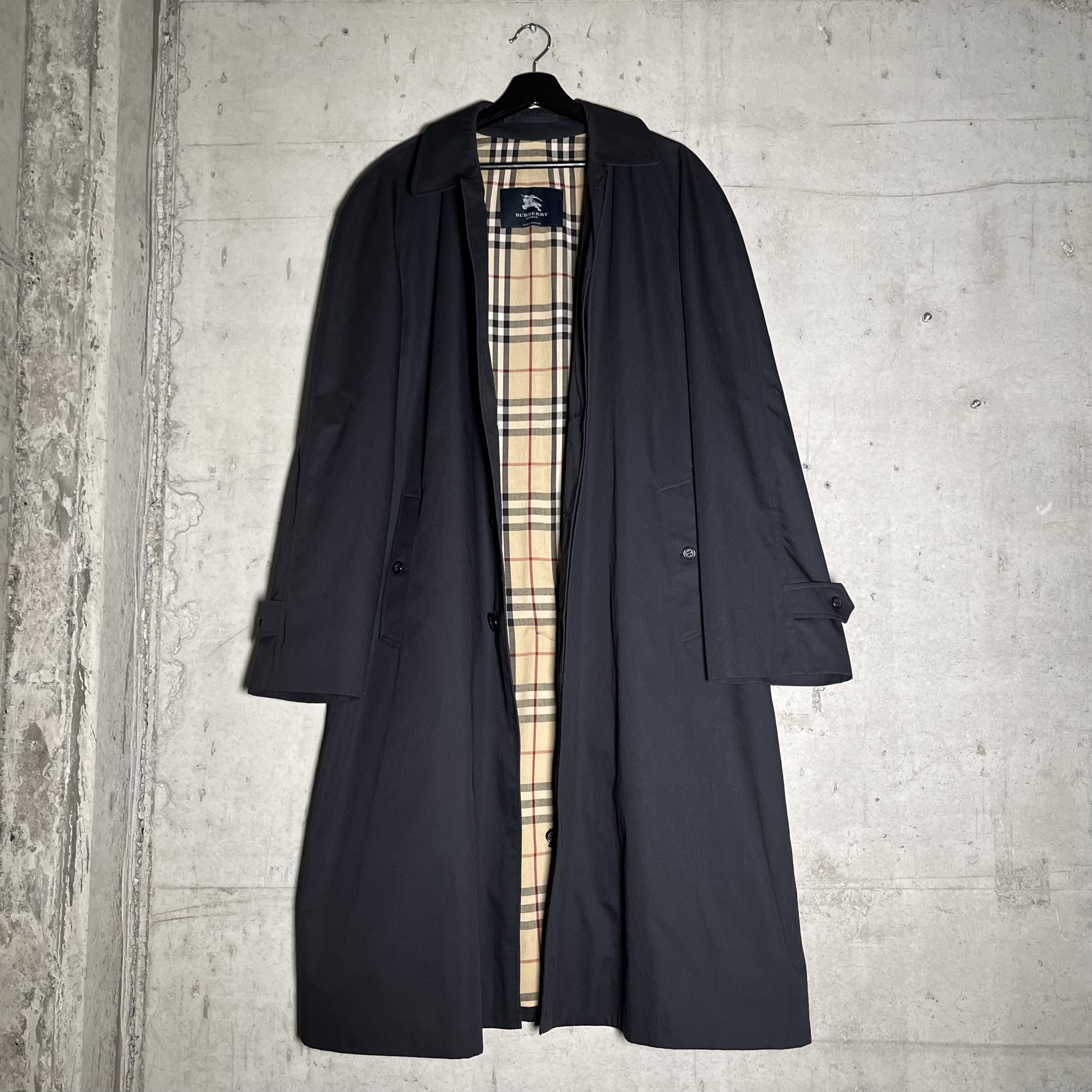 Black Burberry coat - Attikk